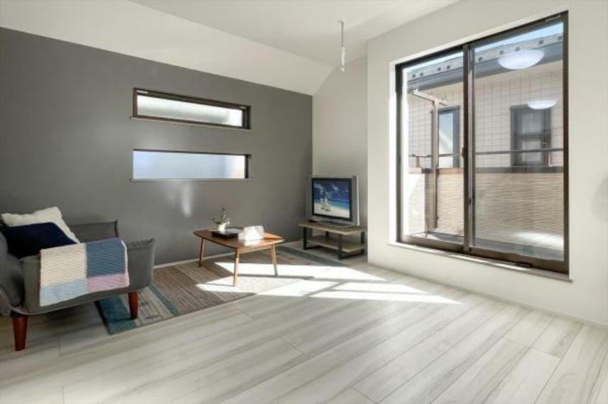 居間・リビング コンパクトながら採光通風、プライバシーに配慮された快適設計のリビング