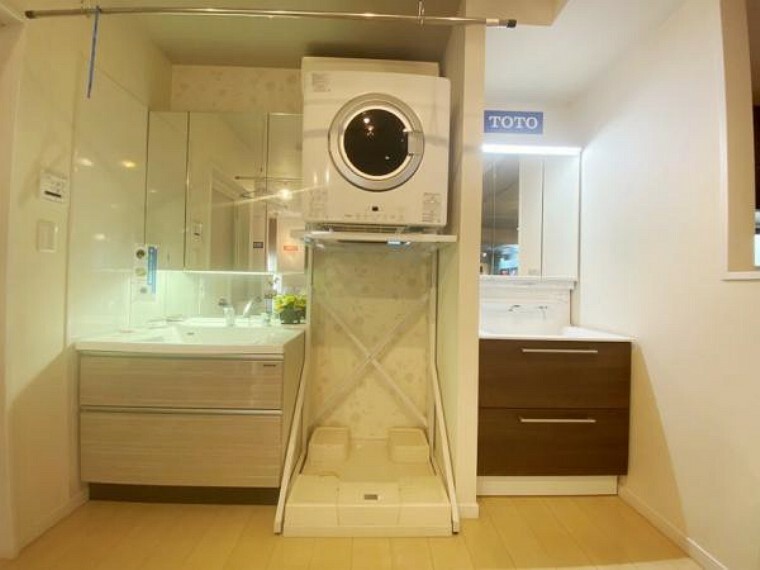 ショールーム　洗面台＆洗濯機置き場　ゆとりの洗面スペースで朝の身支度もスムーズに。