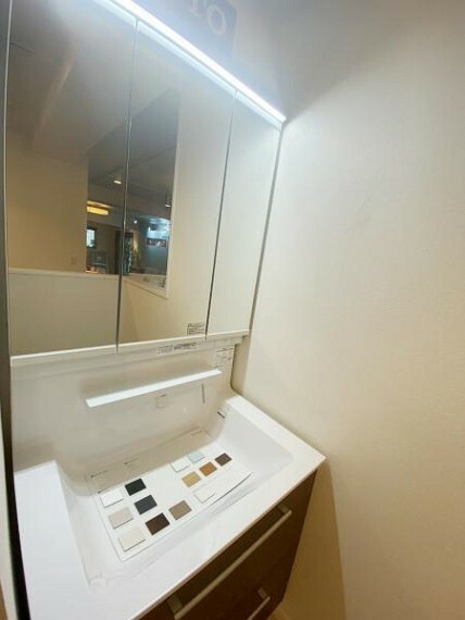 ショールーム　洗面台 三面化粧台で鏡の裏も収納たっぷりです。