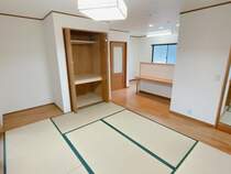 【現況販売】西側6帖の和室はダイニングキッチンと一帯となっております。