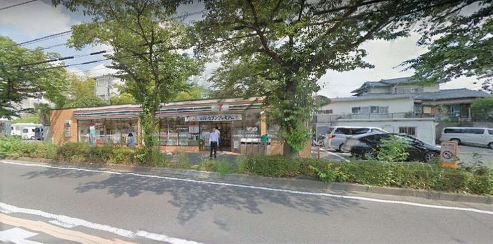 コンビニ セブンイレブン横浜若葉台団地店 徒歩9分。