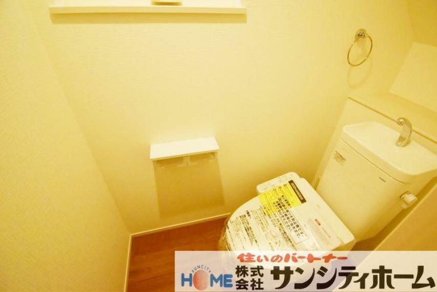 トイレ 明るく清潔感あふれる洗浄機能付きのトイレです。