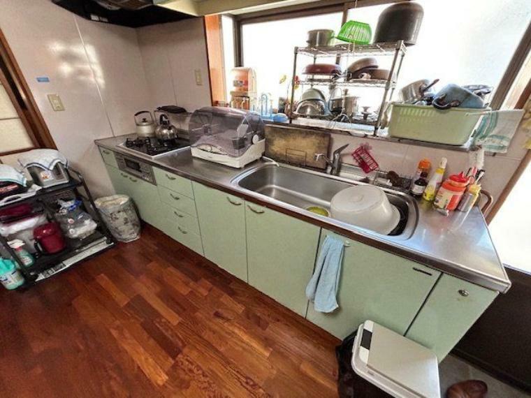 キッチンは広々壁面タイプ。カウンターキッチンよりもスペースが有効に使えると再度脚光を浴びています