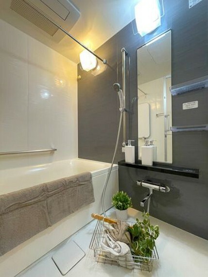 暖房乾燥機付きの浴室は雨の日の洗濯時に役立ちます。※家具ステージングは価格に含まれません。