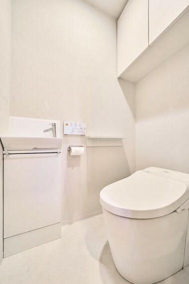 白を基調とした温水洗浄機能付きトイレ