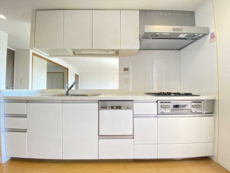 キッチン 白を基調とした清潔感のあるキッチンです。