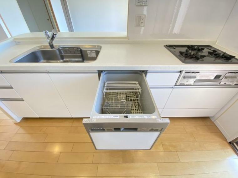 発電・温水設備 食洗器が設置されており、温水で油汚れもきれいに洗えます。