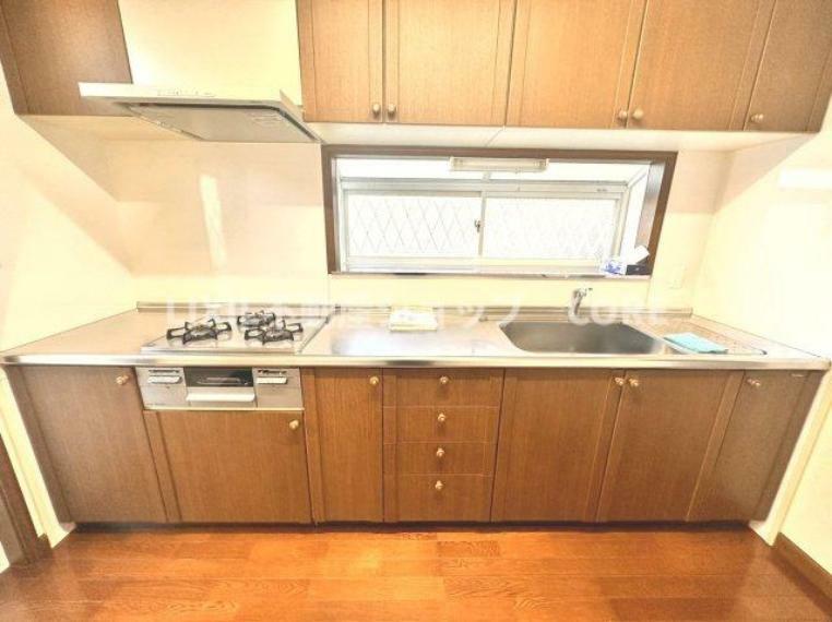 キッチン 使い勝手の良いシステムキッチン。シンクも大きなサイズで調理器具もラクラク洗えます。