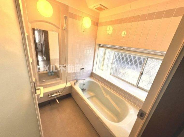 浴室 気持ちの良い光と爽やかな風をたっぷりと取りこめる開閉式の窓も設置しています。