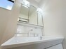 洗面化粧台 お手入れしやすく使いやすい3面鏡付きの洗面台。収納スペースも広く、洗剤や掃除道具をたっぷりと収納できます。