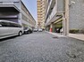 敷地内駐車場 駐車場は広々としているので、駐車が苦手な方にも安心ですね。※月額10000円～15000円。空き状況はお問い合わせください。