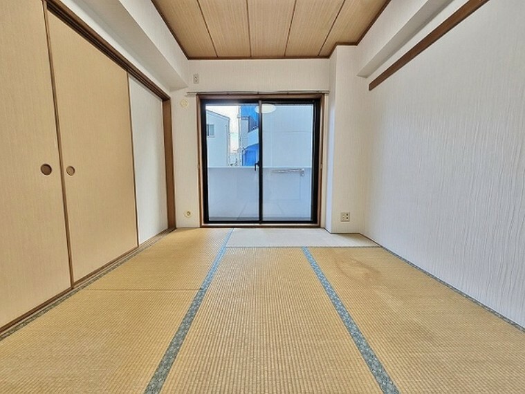 和室 日本人ならこの【和】の匂いや雰囲気がお好きな方も多いのではないでしょうか。居室としてのご利用はもちろん、客間としてもご利用いただけます。リビングと続き間。