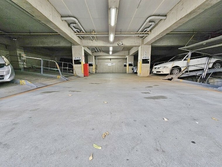 敷地内駐車場 駐車場は広々としているので、駐車が苦手な方にも安心ですね。