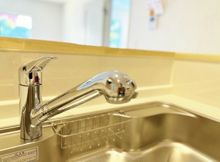 キッチン 見た目にもスマートな浄水器一体型。水栓は、引出し式のシャワーヘッドなのでシンクの隅々までお掃除できます