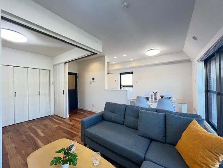 居間・リビング 生活を豊かにするリノベーションにより洗練された空間で始める新生活。