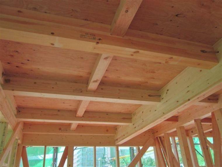 構造・工法・仕様 1階と2階の床に「剛床工法」を選択。構造用面材を土台と梁に直接留めつける工法で、床をひとつの面として家全体を一体化することで、横からの力にも非常に強い構造となります。