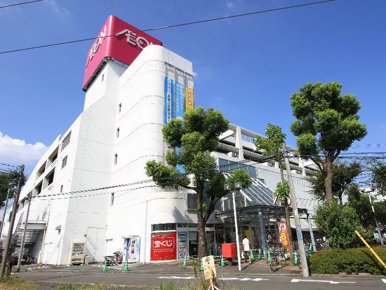 ショッピングセンター イオン駒岡店（1階の食料品売り場は24時間営業。時間を問わずお買い物できるので便利ですね。）