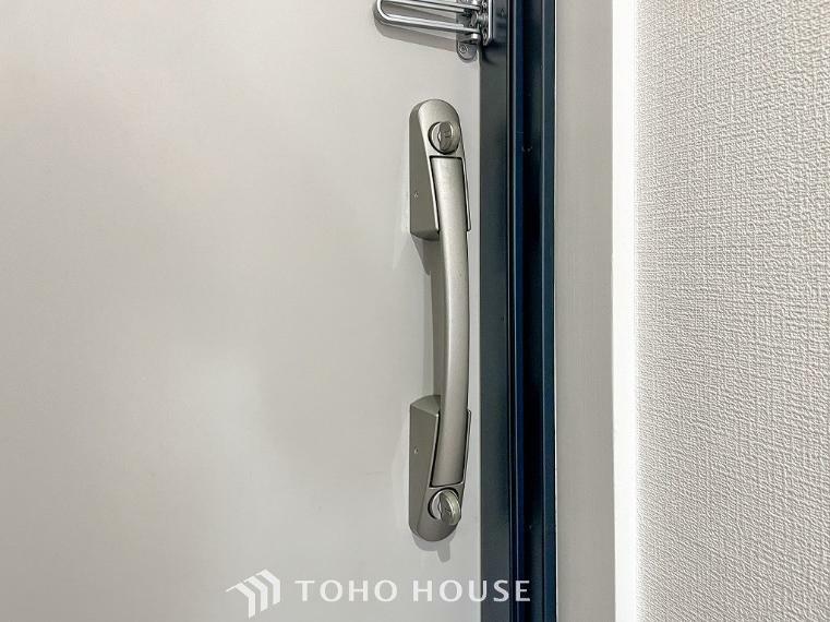 防犯設備 【玄関鍵】玄関ドアは2か所の錠で防犯も安心です。