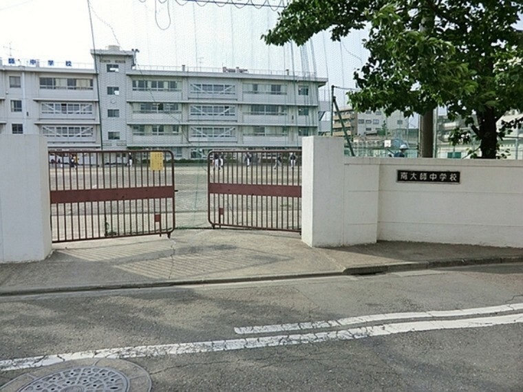 中学校 川崎市立南大師中学校 吹奏楽部は色々な地域行事に出向いたりコンクールに出たりしている。陸上からも毎年精鋭の選手が出ていて駅伝部は県大会の常連。