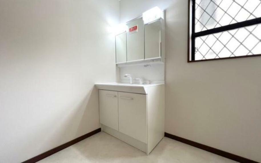 洗面化粧台 スタイリッシュで収納スペースも豊富な洗面台。