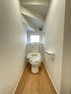 トイレ 階段下スペースを有効活用した1階トイレ。　 無駄なスペースがなく住空間を広くとっている間取りです。 手摺や収納もあります