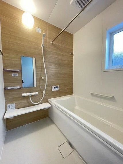 浴室 ゆったり入れるお風呂　 小窓があり通気性良好