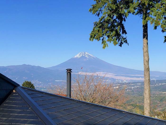 2階から富士山と箱根連山を望みます