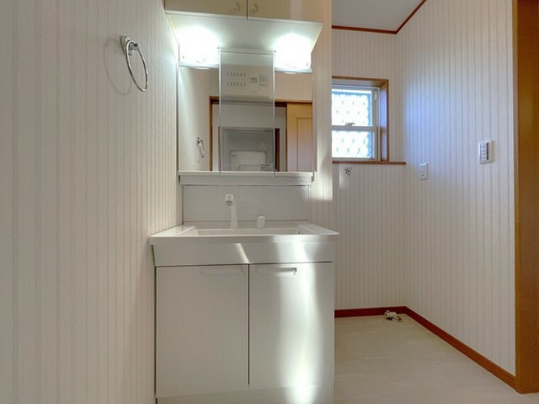 洗面化粧台 三面鏡にハンドシャワー付き、 使いやすい洗面台。