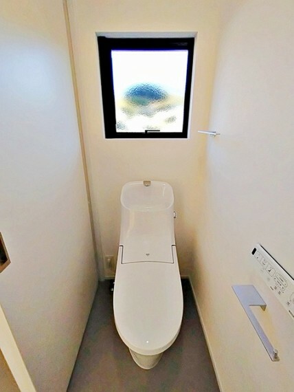 トイレ 窓があり自然の風や日差しで気持ちの良い開放感のあるトイレ