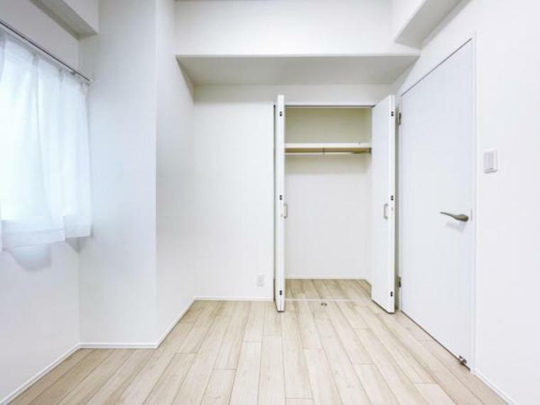 （洋室）収納スペースは棚やハンガーパイプが付いた使いやすい設計になっています！
