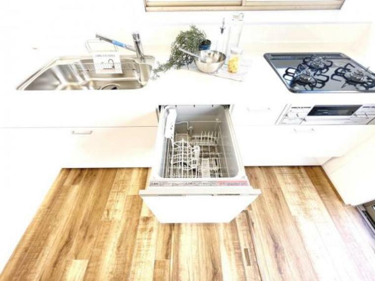 キッチン 50℃以上の高温のお湯で洗うため雑菌の繁殖を防ぎ、衛生的な食洗機付です。