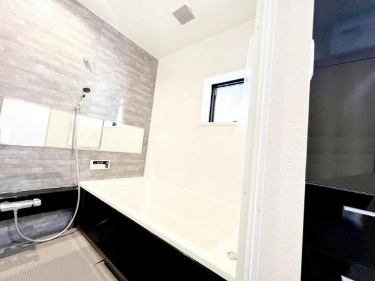 浴室 窓があり、気になる湿気の換気が可能です。シャンプー等を置くことができる棚が設けられております。
