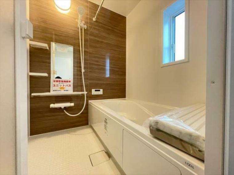 浴室 毎日使う大切な空間の浴室。きれいにお使いいただけるお手入れのしやすいものです。風呂蓋も保温性、お手入れしやすい二枚蓋を採用しています。（2024.03.11撮影）