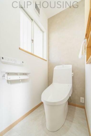 トイレ 温水洗浄便座付きシャワートイレに新規交換済み！