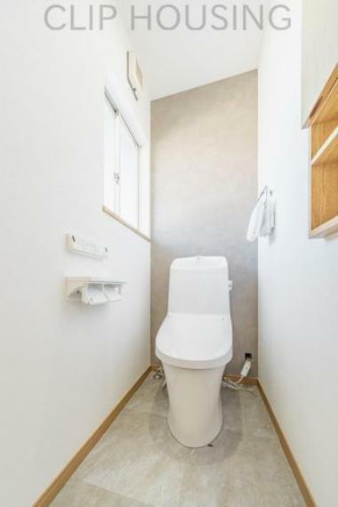 トイレ 1.2階とも窓付きで、明るく落ち着きのある空間に新規リフォーム済み！