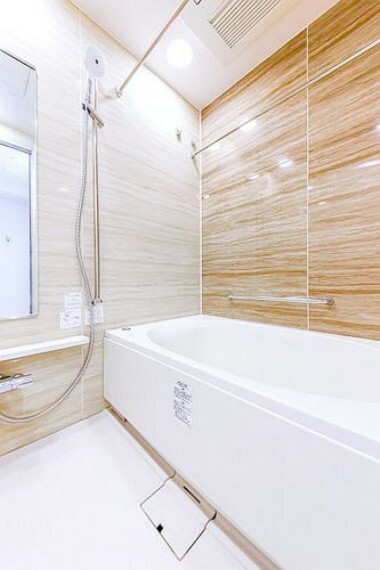 浴室 【浴室】お湯張り、追い焚きから浴室暖房乾燥までワンタッチで操作できるフルオートバスを完備。