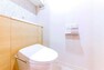 トイレ 【トイレ】ローシルエットのタンクレストイレは、快適な使い心地だけでなく空間美も追及したデザイン。
