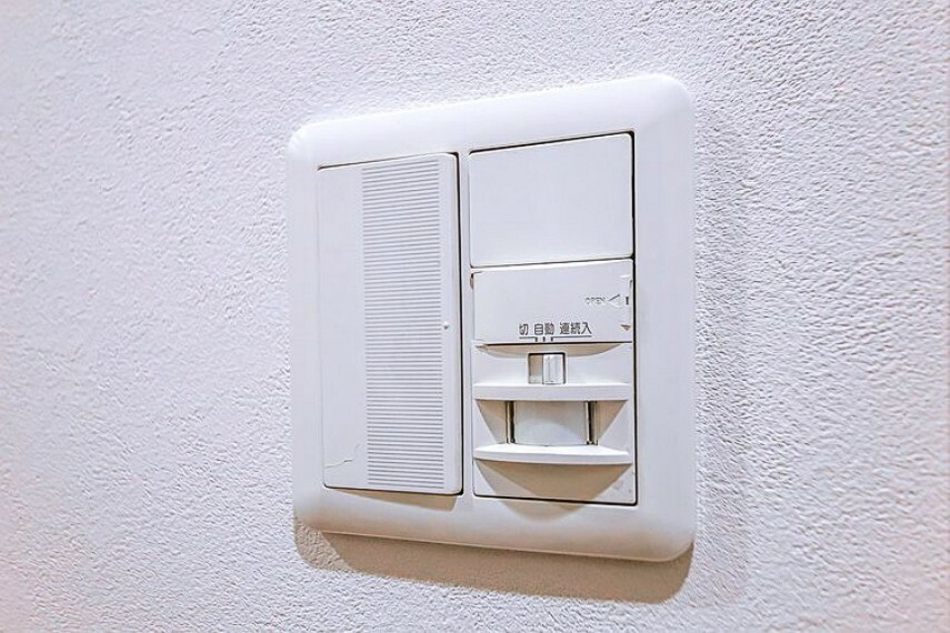 玄関照明には夜間の帰宅時でも安心な人感センサーを設置。