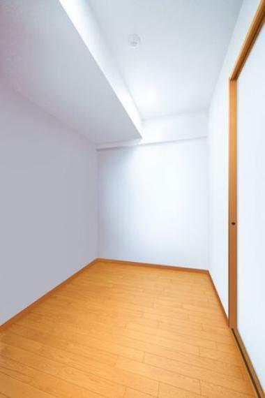 収納 洋室（1）はウォークインクローゼットがついており収納力の高いお部屋です！※画像はCGにより家具等の削除、床・壁紙等を加工した空室イメージです。