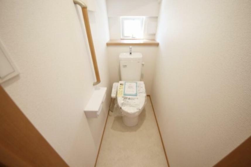 トイレ 1階2階に快適なシャワートイレ完備、手摺付でご年配の方も安心です