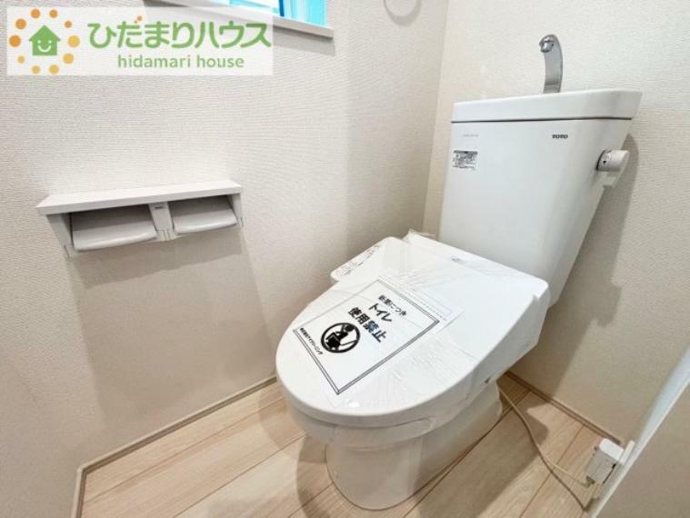 トイレ 白を基調としたトイレは、インテリア次第でどんな空間になるかワクワクしますね