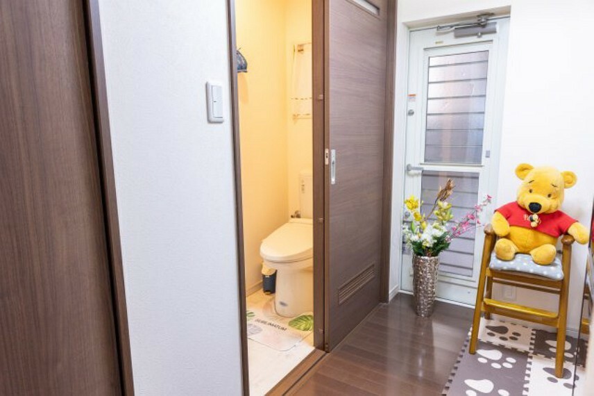 トイレ 離れのトイレです。母屋と合わせてトイレは3ヵ所あります。ご家族様の支度時間が重なったときは複数トイレがあると便利です。それぞれ趣の違う自分好みのトイレを作りあげるのも楽しそうですね！