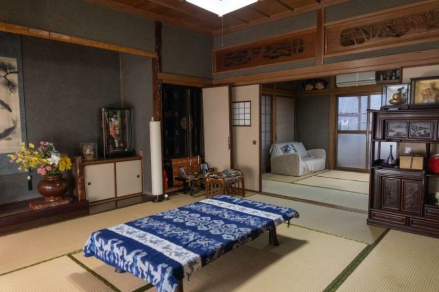 母屋にある8帖の和室です。床の間、仏間があり、欄間の造りも大変見事です。手前には縁側もあり、古き良き日本の空間が広がります。