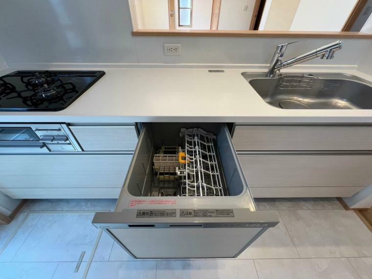 キッチン 食器を洗っている間にお掃除など、様々なシーンで家事の時短に役立つ食洗機。省スペースのビルトインタイプを採用致しました。