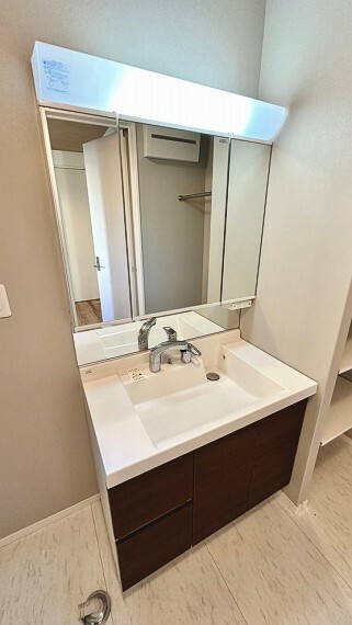 洗面化粧台 【洗面スペース】リネン庫が併設されており収納スペース豊富な洗面所