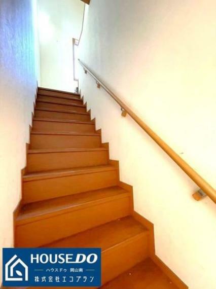 手すり付きの階段は足が悪い方に優しい設計となっており、将来の事を考えても安心して生活出来ますね！