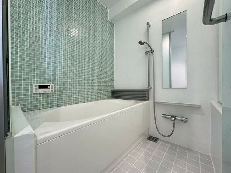 浴室 美しい浴槽と、爽やかな色合いのバスルーム。