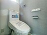 トイレ 「温水洗浄便座付きトイレ」1階と2階に完備されているトイレは、温水洗浄便座付きトイレとなっています。清潔感のある空間で統一。いつも清潔な空間であって頂けるよう配慮しました。