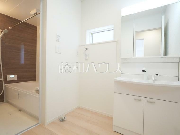 洗面化粧台 4号棟　洗面室　【日野市新町4丁目】洗面室は、急いでいる朝でも二人で使える広さになっております。