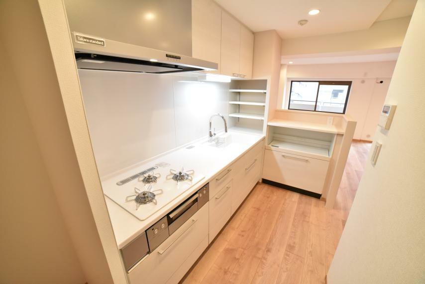 ダイニングキッチン 収納棚が豊富に備え付けられているため、スペース広々でスムーズに作業できるシステムキッチン！
